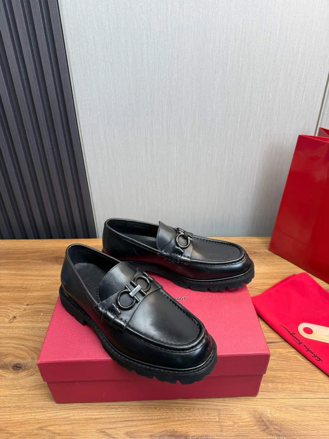 Men's shoes 💰880💰 Ferragamo. [Ferragamo] men's thick-soled loafers, the latest hot style, 1:1 original purchase quality, top quality, imported open-edge beaded cowhide leather on the upper, hand-made three-dimensional stitching highlights the round toe design, the inner foot pads are all imported cowhide, with original lightweight foam outsole, matching code 39-44, (38, 45 custom-made, non-refundable)